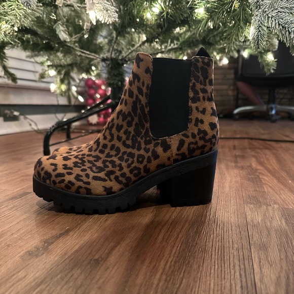 Cute cheetah booties! - Picture 1 of 3